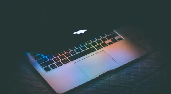 Podświetlana klawiatura laptopa w ciemności. Dowiedz się, jak wyłączyć komputer skrótem klawiszowym.