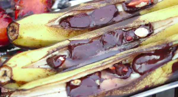 Grillowane banany z czekoladą i orzechami, gotowe do jedzenia.