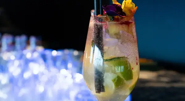 Orzeźwiający drink z limonką, kwiatami i słomkami. Idealne prosecco do hugo? To właśnie ono!