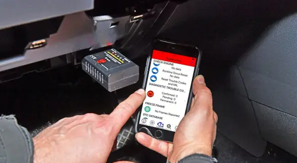 Diagnostyka Opla za pomocą modułu OBD i aplikacji na smartfonie. Oprogramowanie pokazuje kody błędów.