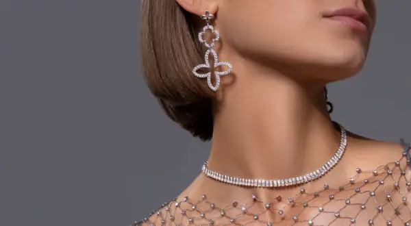 Krótki naszyjnik przy szyi: choker czy kolia? Poznaj różnice!