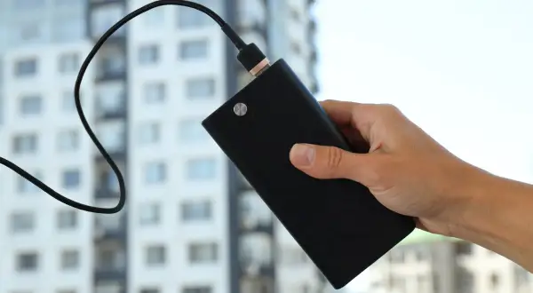 Jak naładować laptopa powerbankiem? Poradnik Patryka Brzezińskiego