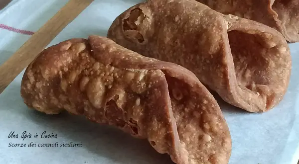 Scorze croccanti per cannoli siciliani ricetta originale, pronte per essere riempite.