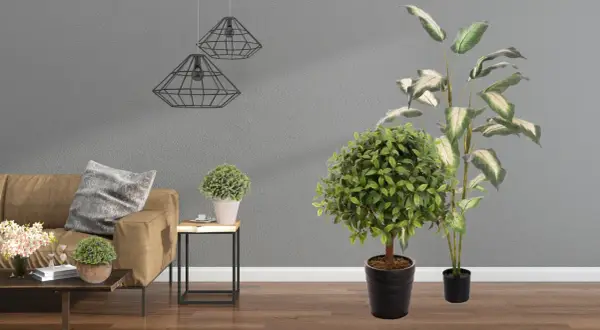 Eleganckie sztuczne kwiaty doniczkowe dodają życia nowoczesnemu salonowi z brązową kanapą i geometrycznymi lampami.