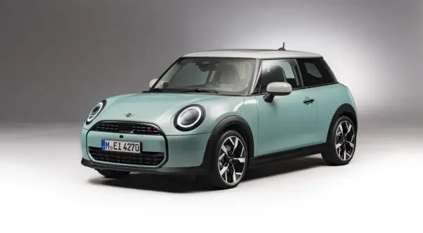 Turkusowy Mini Cooper S z białym dachem. Stylowy, miejski samochód, który zbiera świetne mini cooper opinie.