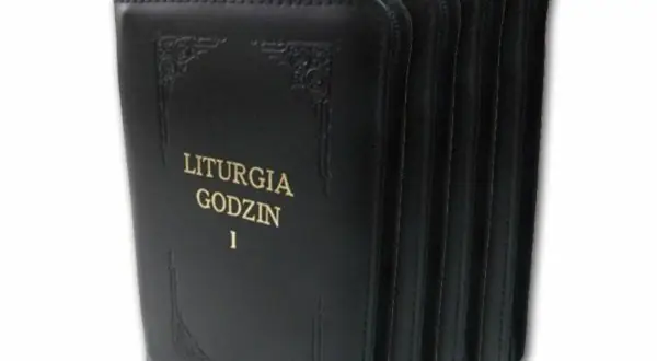 Czarny brewiarz "Liturgia Godzin 1" w skórzanej oprawie, część serii.