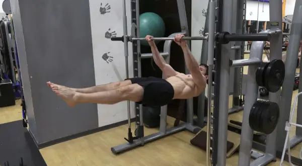 Uomo esegue un front lever calisthenics, tenendo una sbarra con le braccia tese e il corpo orizzontale.