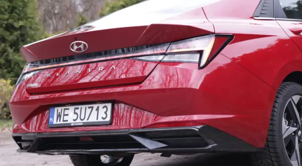 Czerwony Hyundai Elantra 2023 z tyłu, z widocznym napisem "ELANTRA" i tablicą rejestracyjną.
