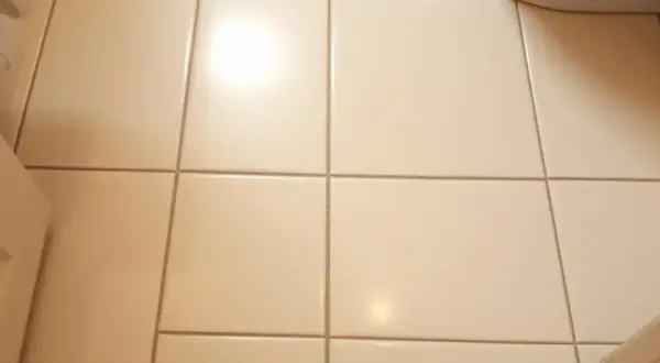 Ile kosztuje położenie płytek w małej łazience: pełna analiza kosztów