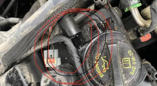 Conector de bobina de encendido en Opel, posible causa de DTC P0301 (fallo de encendido cilindro 1).