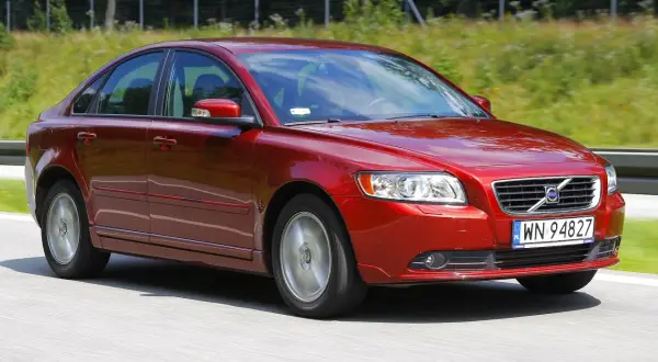 Czerwone Volvo S40 2.0 diesel w ruchu, z widocznym grillem i tablicą rejestracyjną WN 94827.