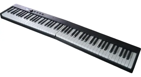 Czarny keyboard z białymi klawiszami, gotowy do zagrania pięknych nut na fortepian.