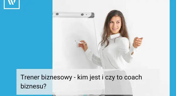 Młoda kobieta, trener biznesu, pisze na tablicy.