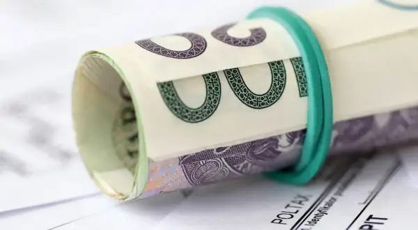 Zwijana banknot 100 zł na dokumentach PIT. Czy dodatek pielęgnacyjny jest opodatkowany?