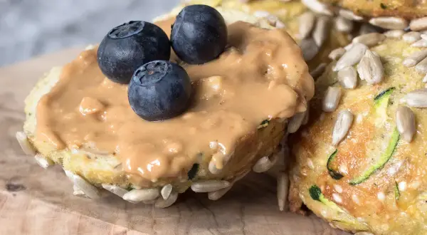 En saftig bulle med jordnötssmör och blåbär, perfekt som frukost 1 åring. Solrosfrön och zucchini i bullen.