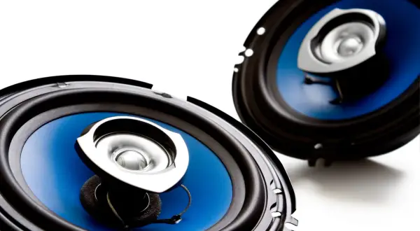 Dos altavoces de coche con conos azules y detalles plateados, listos para mejorar sonido coche.