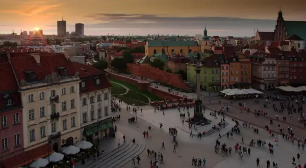 Zachód słońca nad Starym Miastem. Idealny widok na zwiedzanie Warszawy w dwa dni.