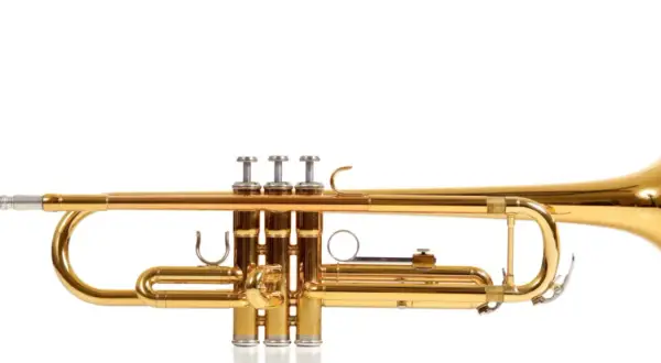 Glänzende goldene Trompete mit drei Ventilen, ein Beispiel für verschiedene Trompeten arten, bereit für musikalische Klänge.