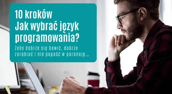 Mężczyzna w okularach myśli nad wyborem języka programowania, np. kursu Javy, by dobrze zarabiać i bawić się kodowaniem.