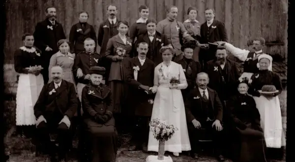 Groupe familial posant pour une photo de mariage. Ces images sont précieuses pour les archives départementales des Vosges état civil en ligne.
