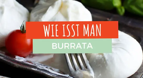 Frische Burrata mit Tomate und Basilikum auf einem Teller. Ein Gabel liegt daneben. Der Text "Wie isst man Burrata" ist eingeblendet.