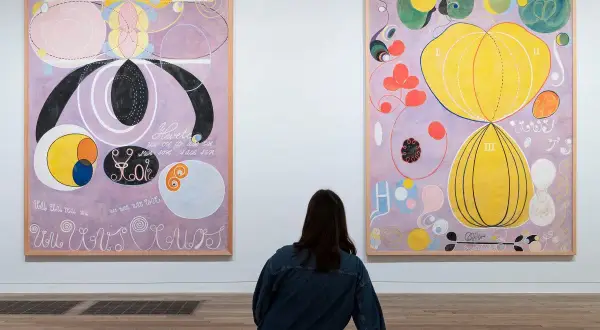 Dwie abstrakcyjne prace Hilmy af Klint, pełne symboli i kolorów, przyciągają wzrok widza.