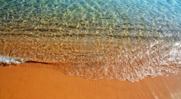 Czysta, turkusowa woda obmywa piaszczystą plażę. Idealna pogoda w Bułgarii we wrześniu, by cieszyć się słońcem i morzem.