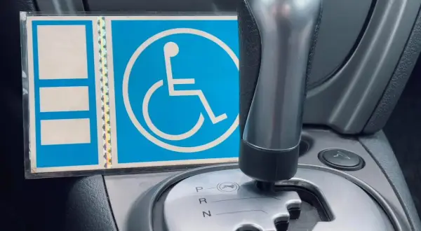 Segnaletica per disabili in auto, utile per contestare una multa per mancata esposizione contrassegno.