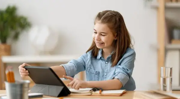 Nauczanie stacjonarne co to znaczy? Kluczowe informacje i porównania