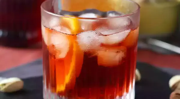 En klassisk negroni med is och apelsinskiva. Perfekt för att njuta av ett negroni recept.