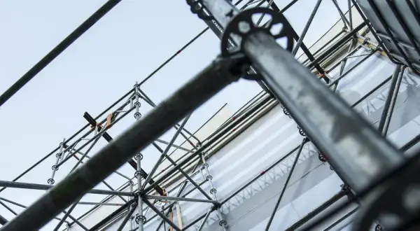 Rusztowania budowlane: przewodnik po rodzajach, przepisach i bezpieczeństwie