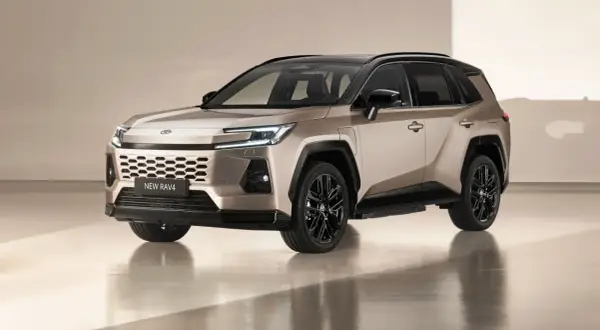 Nowa RAV4 w kolorze piaskowym z czarnym dachem i felgami. Nowoczesny design z charakterystycznym grillem i ostrymi światłami.