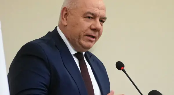 Mężczyzna w garniturze przemawia do mikrofonu. Czy Sasin ma żonę? To pytanie nurtuje wielu, ale zdjęcie nie daje odpowiedzi.