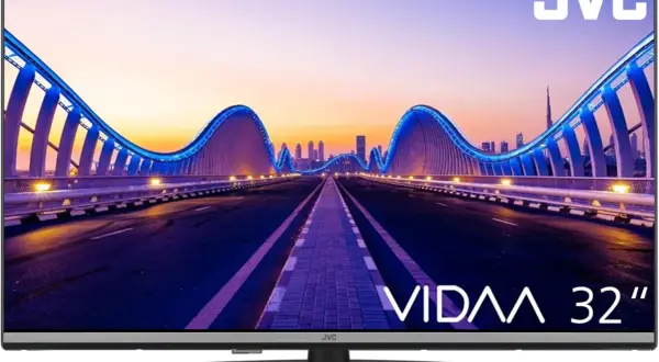 Telewizor JVC 32" VIDAA z instrukcją obsługi, wyświetlający nocny widok na futurystyczny most z niebieskimi światłami.