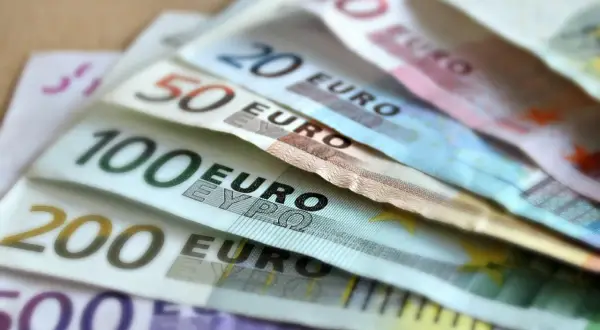 Euro banknoty o nominałach 200, 100, 50 i 20. Chorwacja już przyjęła euro jako swoją walutę.