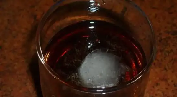 Szklanka z bursztynowym trunkiem i kostką lodu. Czekam na ten wyjątkowy metaxa smak.