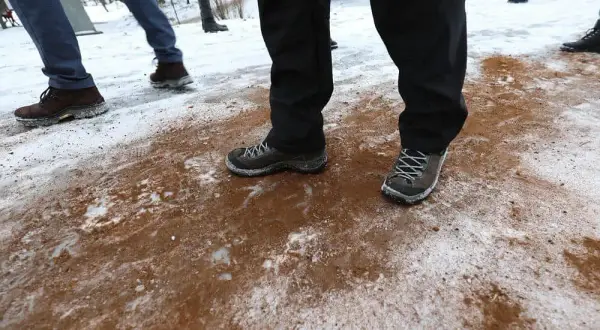 Czy można sypać solą chodniki? Sprawdź przepisy i skutki dla środowiska