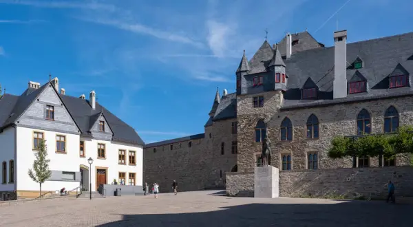 Ein imposantes Schloss mit steinernen Mauern und Türmen. Perfekt für einen Ausflug, um die Burg zu erkunden und danach durch die Umgebung zu wandern.