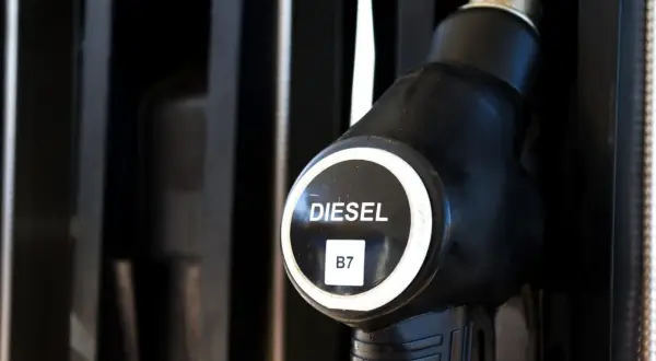 Dystrybutor paliwa z napisem DIESEL B7, gotowy do tankowania Peugeot 307 1.6 HDI.