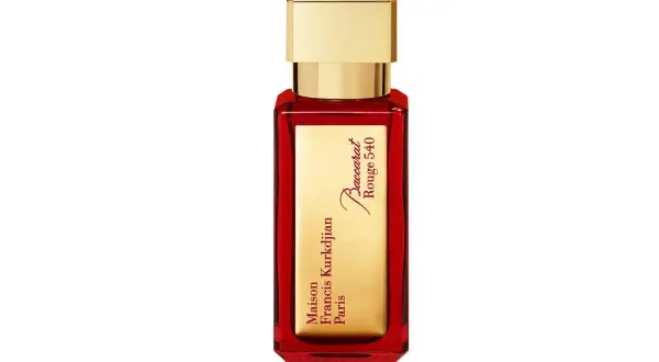 Elegancka, czerwona butelka perfum Maison Francis Kurkdjian Baccarat Rouge 540 ze złotą nakrętką.