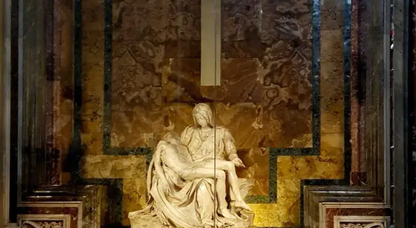 Pieta Michała Anioła, marmurowa rzeźba przedstawiająca Matkę Boską trzymającą ciało Chrystusa, w otoczeniu bogato zdobionej ściany.