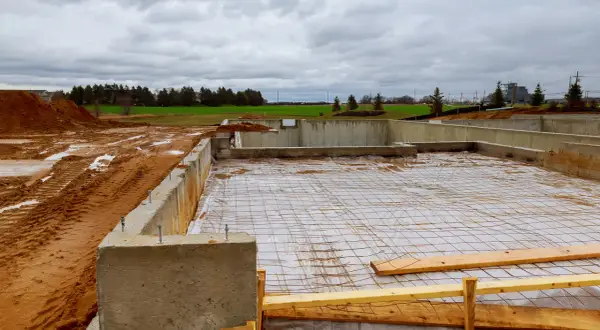Ile stali na fundament 100m²? Szacunki, koszty, uniknij błędów!