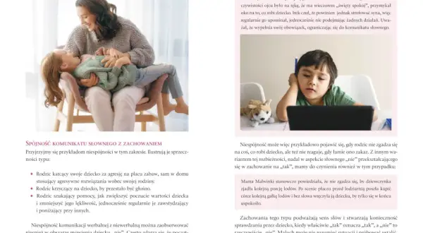 Matka śmieje się, trzymając dziecko na kolanach. Obok chłopiec patrzy na laptopa. Jak rozmawiać z dzieckiem o wierze nie narzucając mu własnych poglądów.