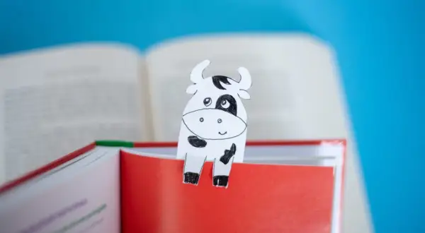 Urocza zakładka do książki w kształcie krowy, idealna jako szablon przedszkole.