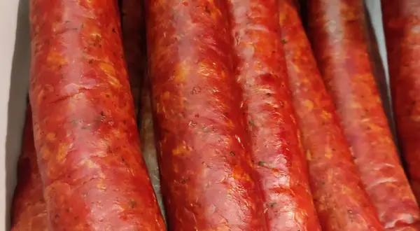 Tradycyjna kiełbasa dziadka Tadka – sekrety smaku i przygotowania