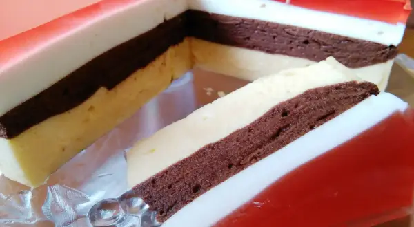 Warstwowe ciasto z galaretką, kremem i czekoladą. Wygląda jak moje ciasto "moja bajka"!
