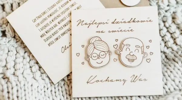 Drewniana kartka z okazji dnia babci i dziadka. Urocze podobizny babci i dziadka, serduszka i napis "Kochamy Was".