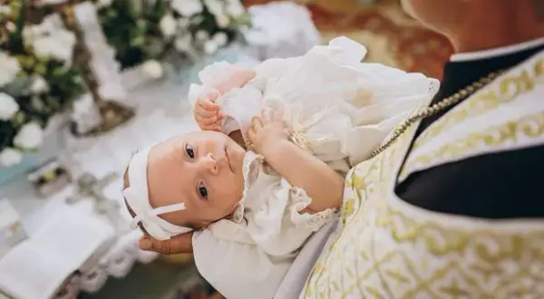 Ile trwa chrzest bez mszy? Zaskakujące fakty o ceremonii