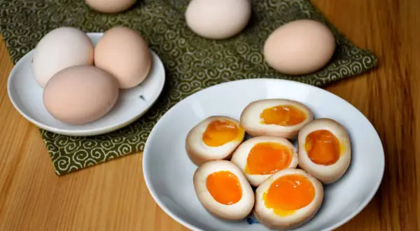 Ajitsuke Tamago: Sekret idealnego jajka do ramenu z płynnym żółtkiem