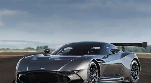 Aston Martin Vulcan, uno de los coches con mejor sonido, con su alerón trasero imponente y diseño agresivo.